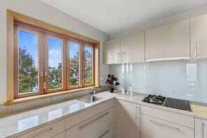 Fridge, microwave, coffee/tea maker, toaster - Beachside Luxury - Laingholm Holiday Apartment (Auckland)