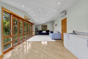 Interior - Beachside Luxury - Laingholm Holiday Apartment (Auckland)