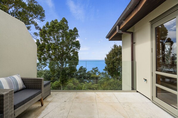 Terrace/patio - Beachside Luxury - Laingholm Holiday Apartment (Auckland)