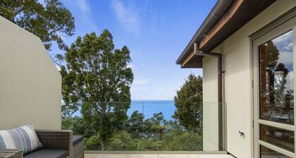 Beachside Luxury - Laingholm Holiday Apartment