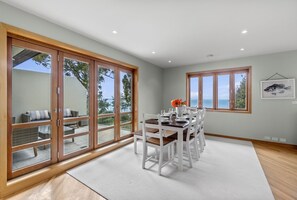 Dining - Beachside Luxury - Laingholm Holiday Apartment (Auckland)