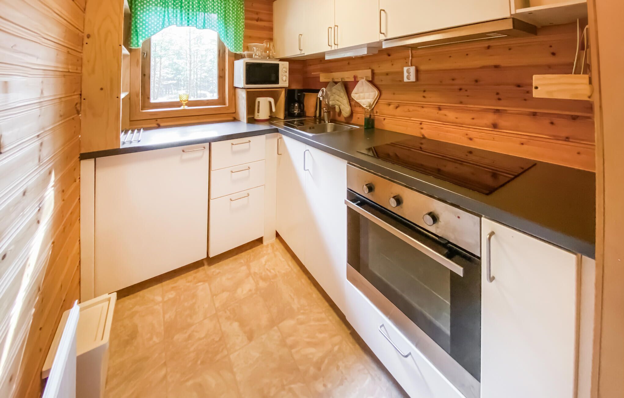 Kühlschrank, Mikrowelle, Herdplatte, Wasserkocher mit Kaffee-/Teezubehör