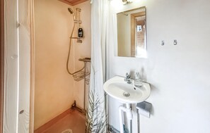 Shower - Awesome home in Nybro with sauna (Nybro)