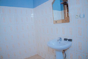 Economy Single Room | Bathroom | Free toiletries, bathrobes, slippers