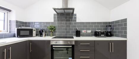 Kjøleskap, mikrobølgeovn, ovn og kaffetrakter/tekoker