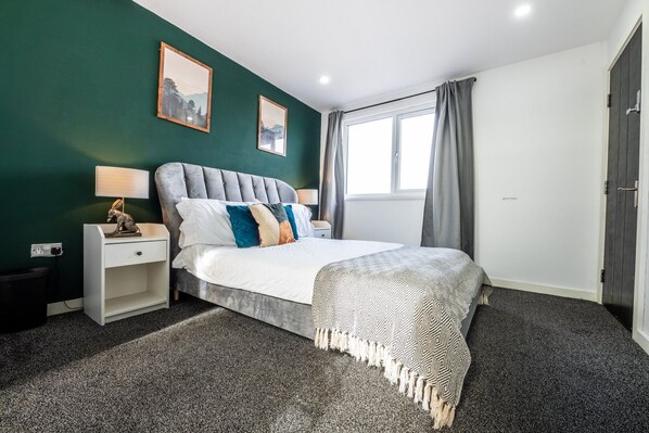 2 bedrooms, desk, iron/ironing board, internet