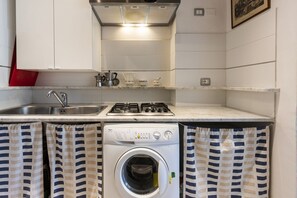 Refrigerador, parrilla de estufa y cafetera y tetera 