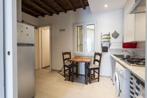 Fridge, stovetop, coffee/tea maker