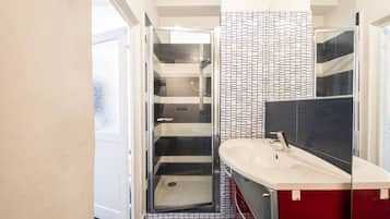 Doccia, asciugacapelli, bidet, asciugamani