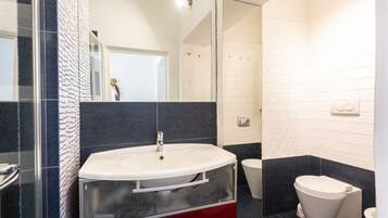 Dusche, Haartrockner, Bidet, HandtĂŒcher