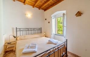 1 bedroom, bed sheets