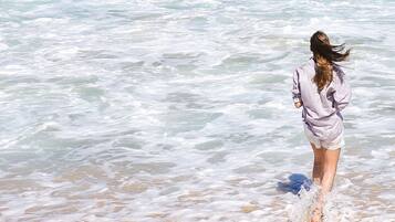 Una playa cerca, arena blanca