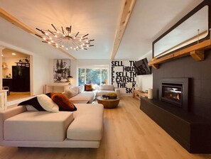 Una Smart TV, una chimenea, videojuegos