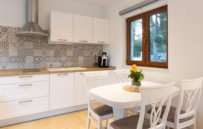Réfrigérateur, micro-ondes, plaque de cuisson, lave-vaisselle