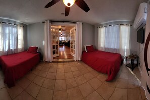 4 عدّة غرف نوم ومكواة/لوح كي وواي فاي وملاءات أسرّة