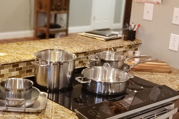 Fridge, microwave, oven, stovetop - Wildcatter resting grounds, spacious living (Odessa)