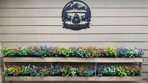 Un arreglo floral con un logotipo encima.
