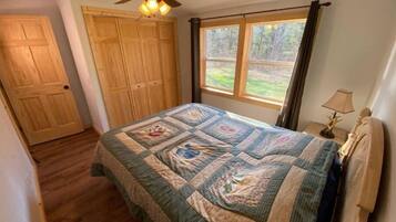 2 slaapkamers, een strijkplank/strijkijzer, gratis wifi, beddengoed