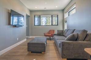 Smart TV - Brand new suite with garage, private laundry, and gear room (Silver Star Mountain)