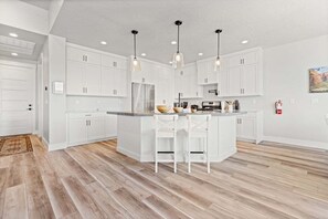 Kjøleskap, mikrobølgeovn, ovn og kokeplater