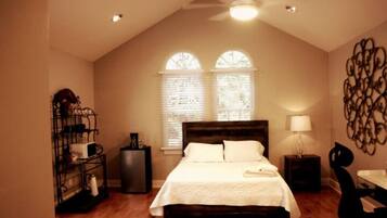 1 bedroom, desk, free WiFi, bed sheets