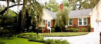 Villas @ Lake Ella Flat: 1br-1bth-desk