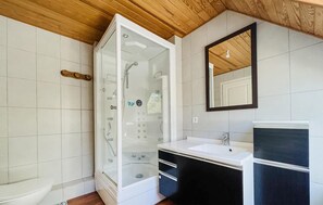 Combined shower/bathtub, hair dryer - Awesome home in Labaroche (Labaroche)