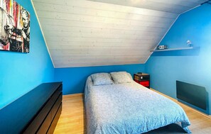 3 bedrooms, iron/ironing board, free WiFi, bed sheets