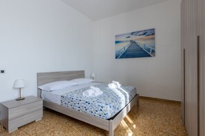 2 bedrooms, iron/ironing board, Internet, bed sheets