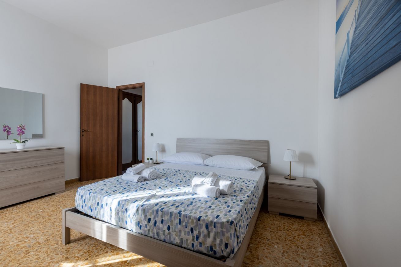 2 bedrooms, iron/ironing board, internet, bed sheets
