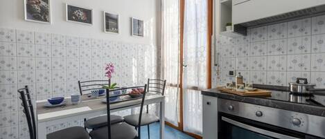 ثلاجة، ميكروويف، فرن، موقد طهي مسطح