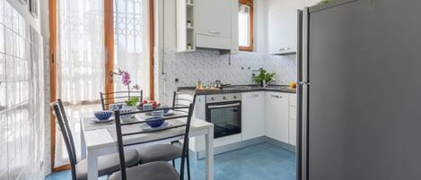 Een microgolfoven, een oven, een kookplaat