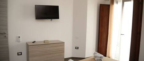 1 habitación, tabla de planchar con plancha y internet