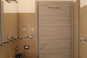 Dusche, Haartrockner, Bidet