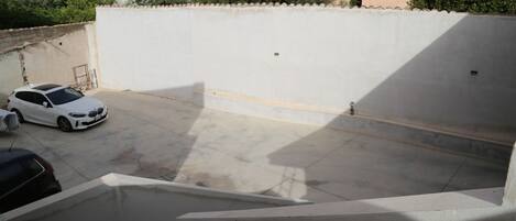 المنطقة المحيطة بالمنشأة