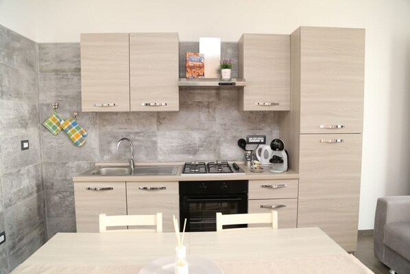 Kühlschrank, Geschirrspüler, Toaster