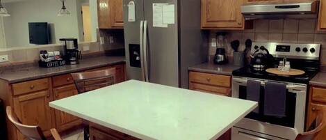 Kjøleskap, mikrobølgeovn, ovn og kokeplater