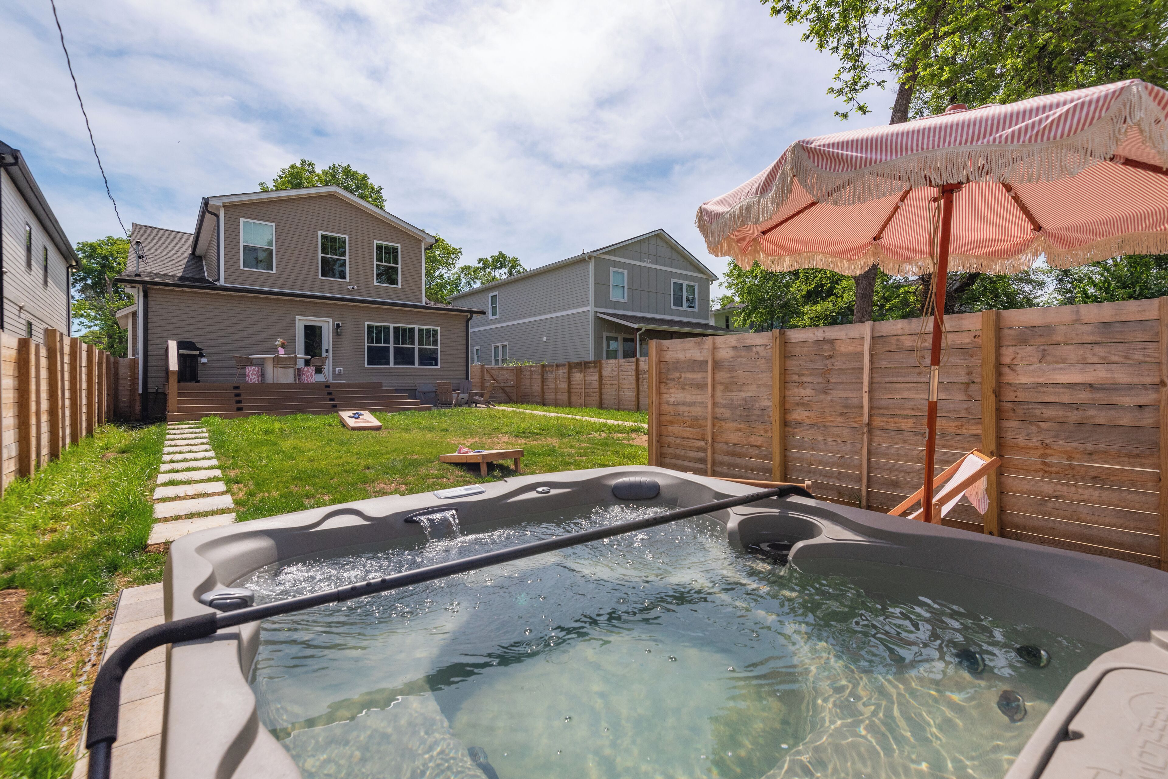 Stunning! 4BR/3.5BA + Hot Tub - Mins to Broadway