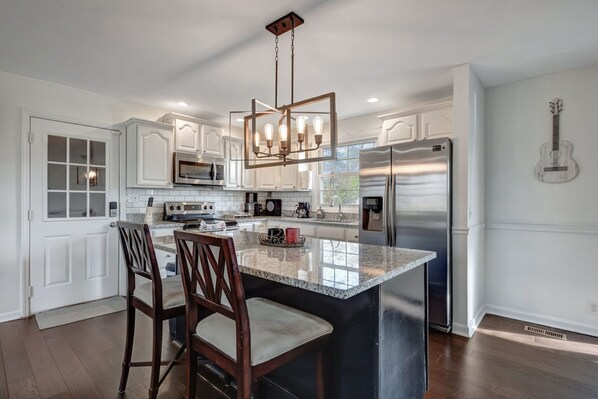 Fridge, microwave, oven, stovetop - Nashville/ Hermitage House (Nashville)