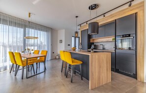 Frigorifero, forno, piano cottura, lavastoviglie