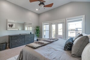 4 bedrooms, iron/ironing board, WiFi, bed sheets - Beltline/Old Fourth Ward Modern Luxury Home (Atlanta)