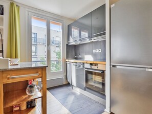 Kühlschrank, Mikrowelle, Ofen, Geschirrspüler