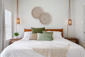 4 bedrooms, desk, iron/ironing board, free WiFi - 10 min walk to Beach, Hot Tub, Tiki Bar, Game Room (Corolla)