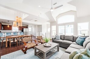 Smart TV, fireplace, books, offices - 10 min walk to Beach, Hot Tub, Tiki Bar, Game Room (Corolla)