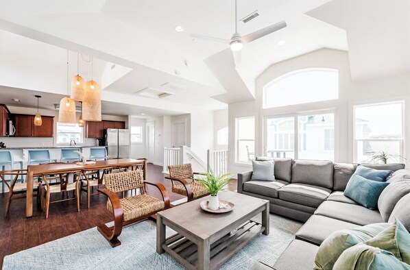 Téléviseur connecté, foyer, livres, bureau