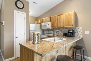 Een koelkast, een magnetron, een oven, een kookplaat