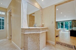 Interior - NOAL ROAD: 4 BEDROOM 4 BATHROOM 2 SITTING ROOM (London)