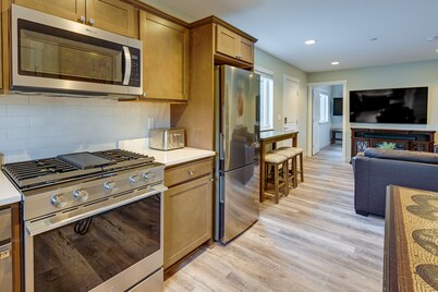 Easy Commuting! Modern SeaTac Unit w/ Fireplace