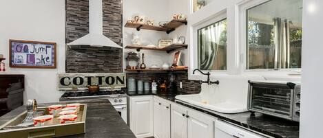 Fridge, microwave, stovetop, dishwasher