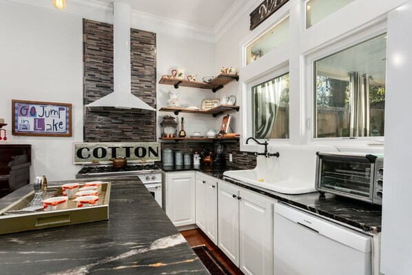 Fridge, microwave, stovetop, dishwasher